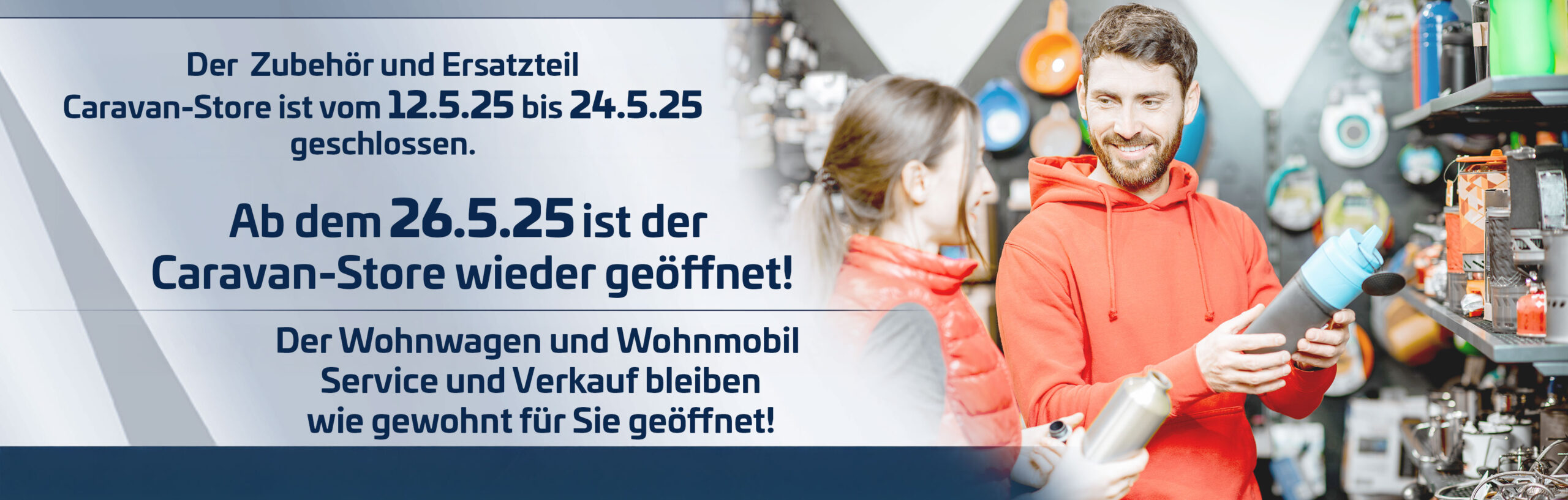 Hinweis auf kurzzeitige Schliessung des Zubehör- und Ersatzzeilshops vom 12.05.25 bius 24.05.25. Alle weiteren Leistungen wie Wohnwagen- und Wohnmobilvertrieb sowie Service bleiben geöffnet. Bild zeigt zusätzlich eine männliche und weibliche Person mit Camping Zubehör in den Händen im Caravan-Store.
